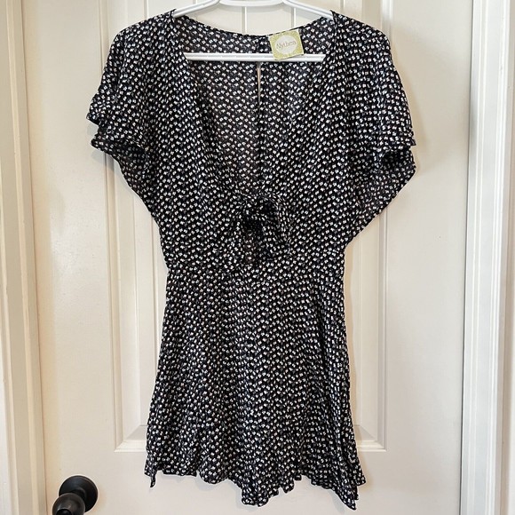Alythea Ditsy Floral Flutter Sleeve Tie Front Cut Out V-neck Romper Split Back M - Picture 2 of 12